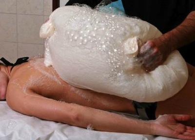 A LA TURCA HAMMAM TORBA FOAM BAG  FOR HAMAM RITUAL IN USE